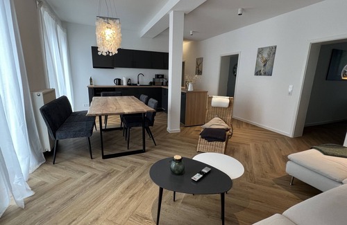 Eisenach Apartment | discovAIR Karl10 Central & Modern with Netflix