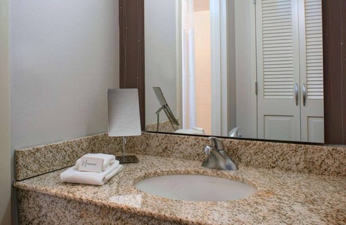 Waldron Hotel | Discover Harley-Davidson Factory! 2 Units! Pets are Allowed Here, Indoor Pool!
