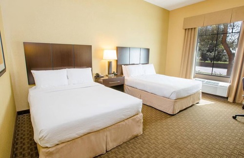 Ocotillo Hotel | Discover Relaxation at Holiday Inn Chandler: Outdoor Pool & Dining On-Site