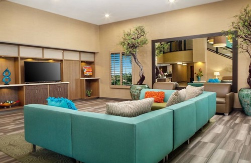 Ocotillo Hotel | Discover Relaxation at Holiday Inn Chandler: Outdoor Pool & Dining On-Site