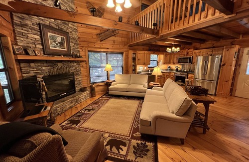 Ellijay Cabin | Discover Romantic, Private, Peaceful Log Cabin on Rushing Stream with hot tub