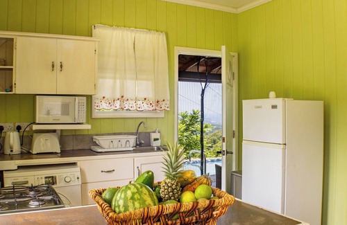 Belle Plaine Cottage | Discover Secluded Serenity at Montete Hideaway Cottage