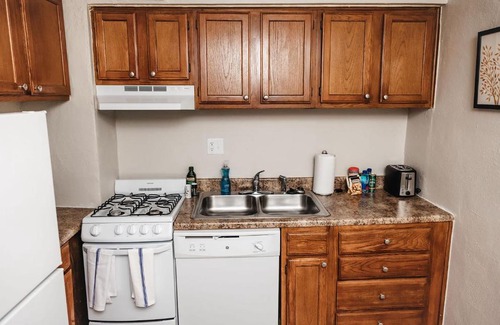 St. Louis Apartment | Discover St Louis in a Cozy APT with Pool and Gym