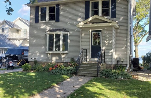 Oshkosh House | Discover the Perfect Lake House Getaway on Lake Winnebago in Oshkosh!