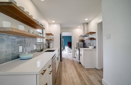 Manor House | Discover Your Ideal Austin Retreat: Spacious Home Near COTA, Downtown, and SXSW Venues