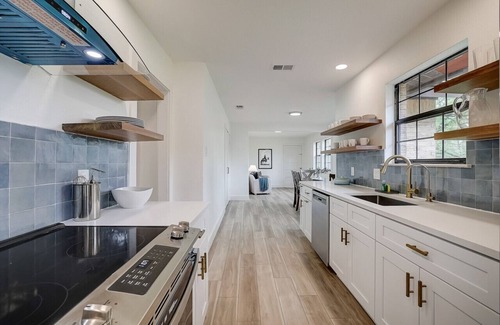 Manor House | Discover Your Ideal Austin Retreat: Spacious Home Near COTA, Downtown, and SXSW Venues