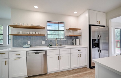 Manor House | Discover Your Ideal Austin Retreat: Spacious Home Near COTA, Downtown, and SXSW Venues