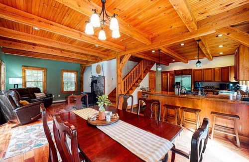 Kingfield House | Discover your mountain escape: A cozy retreat with breathtaking views, a hot tub under the stars!