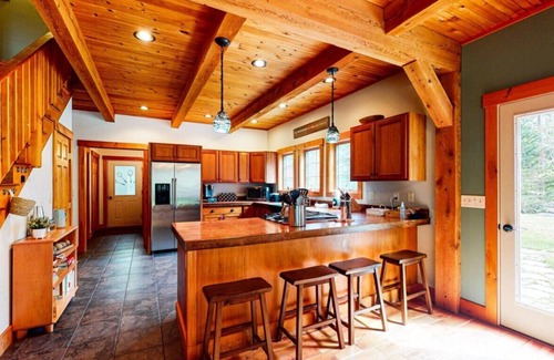 Kingfield House | Discover your mountain escape: A cozy retreat with breathtaking views, a hot tub under the stars!