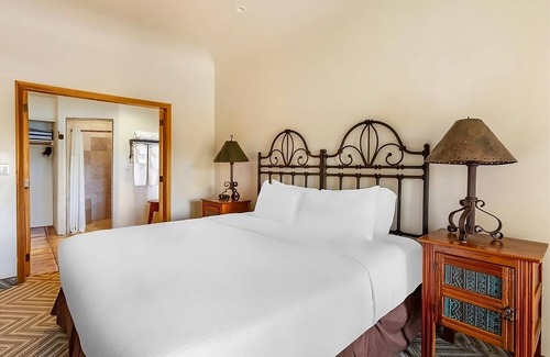 Cave Creek Hotel | Discover Your Retreat! Full Kitchen, Swimming Pool, Free Parking!