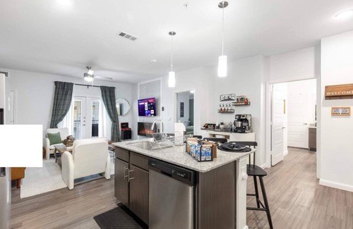 Medical Center District Apartment | Discover your upscale retreat in historic San Antonio. This modern apartment offers a seamless blend of comfort and convenience, with amenities designed for military, medical professionals, families, & displaced guests. Your perfect home base awaits.