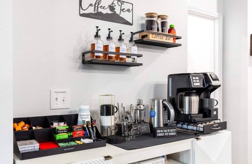 Medical Center District Apartment | Discover your upscale retreat in historic San Antonio. This modern apartment offers a seamless blend of comfort and convenience, with amenities designed for military, medical professionals, families, & displaced guests. Your perfect home base awaits.