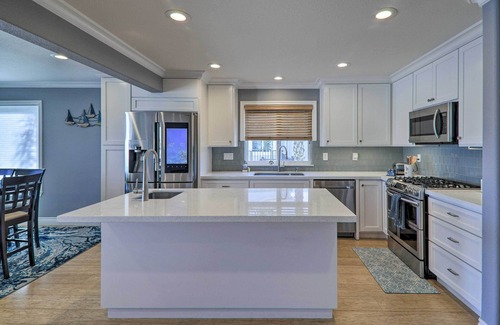 Discovery Bay House | Discovery Bay Retreat w/Balcony & Boat Dock!