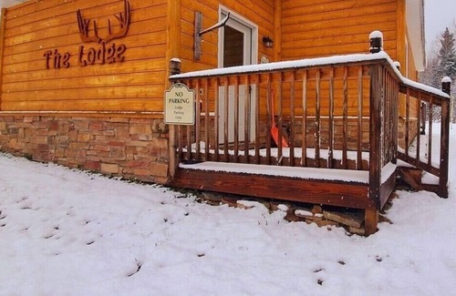 Paradise House | Discovery Lodge- Pet Friendly & Close to the Tahquamenon Falls!