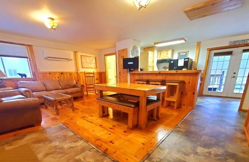 Paradise House | Discovery Lodge- Pet Friendly & Close to the Tahquamenon Falls!