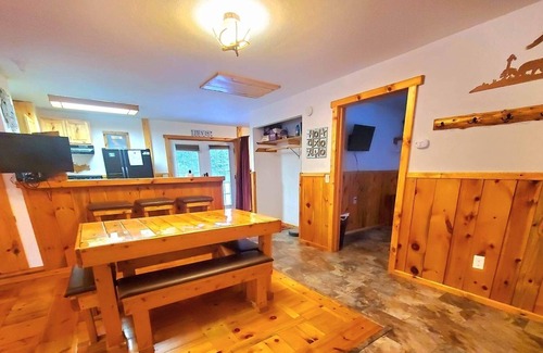 Paradise House | Discovery Lodge- Pet Friendly & Close to the Tahquamenon Falls!