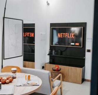 Marigliano House | Dislocati BnB - Jacuzzi privata - Cucina - TV60" - Minimal Luxury