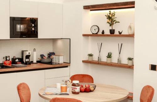 Marigliano House | Dislocati BnB - Jacuzzi privata - Cucina - TV60" - Minimal Luxury