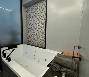 Marigliano House | Dislocati BnB - Jacuzzi privata - Cucina - TV60" - Minimal Luxury