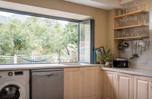 Futian CBD Bed & Breakfast | Distant Mountain Guesthouse