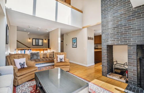 Killington House | Distinctive 4 bedroom townhouse, hot tub, minutes from the slopes Winterberry 1