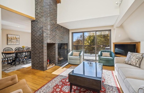 Killington House | Distinctive 4 bedroom townhouse, hot tub, minutes from the slopes Winterberry 1