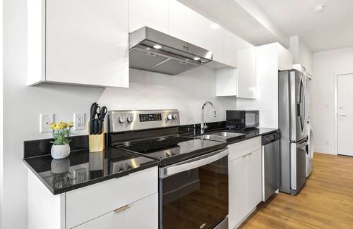 City Centre Apartment | Divine King Suite | Heart of Downtown | Patio View