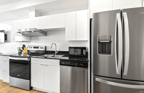 City Centre Apartment | Divine King Suite | Heart of Downtown | Patio View