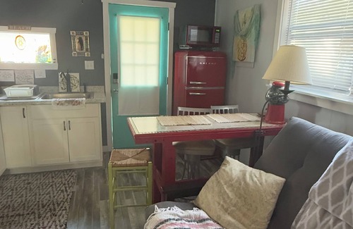 Dunnellon Cottage | Divine Springs retreatwith WiFi, AC,horses welcome, gym, hot tub, & pool.