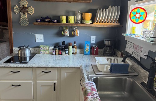 Dunnellon Cottage | Divine Springs retreatwith WiFi, AC,horses welcome, gym, hot tub, & pool.