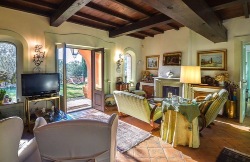 Poggio Catino House | Do you live in a villa, or have you always wanted to? Then this vacation home is probably the right