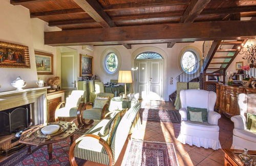 Poggio Catino House | Do you live in a villa, or have you always wanted to? Then this vacation home is probably the right