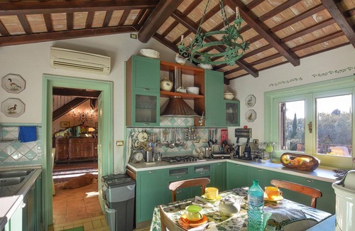 Poggio Catino House | Do you live in a villa, or have you always wanted to? Then this vacation home is probably the right