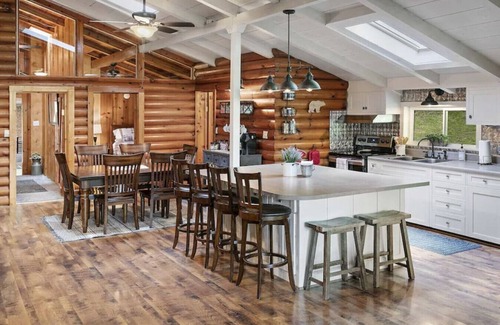 Flat Hollow Marina House | Doc's Lake Escape - Covered slip, Hot tub Fire Pit