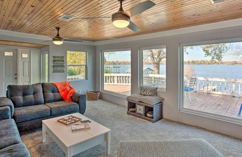 Enchanted Oaks House | Dock and Fire Pit Lakefront Cedar Creek Home!