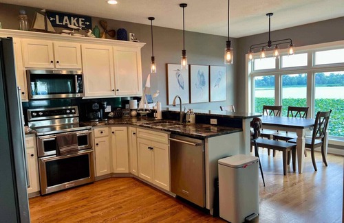Council Bluffs House | Dock, Paddle, Relax at The Lake