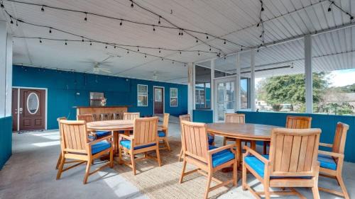 Savannah House | Dock&Volleyball! Near Downtown - Blue & Turquoise!