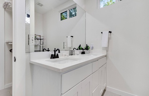 St. Johns House | Dog-friendly 2-story house near downtown with grill, washer/dryer, streaming, AC