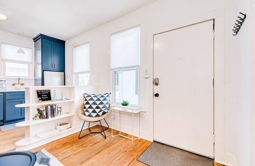 San Jacinto House | Dog-friendly 2nd-story duplex with shared backyard patio - 1 block from beach