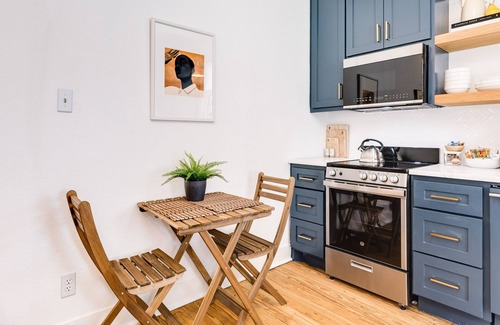 San Jacinto House | Dog-friendly 2nd-story duplex with shared backyard patio - 1 block from beach