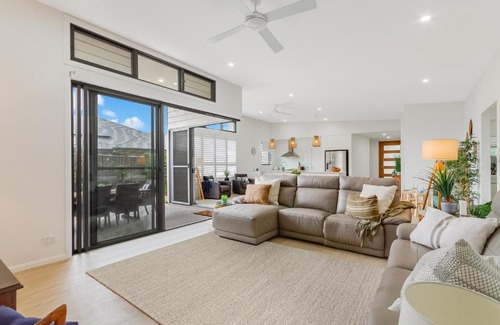 Pottsville House | Dog-Friendly Beach House @ Black Rocks by uHoliday