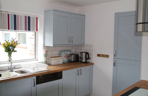 St Merryn House | Dog friendly bungalow with EV charger, a short walk to St Merryn village centre