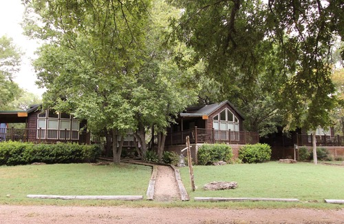 Fredericksburg Cabin | Dog-friendly cabin at a winery w/deck, free WiFi, shared playground, and firepit