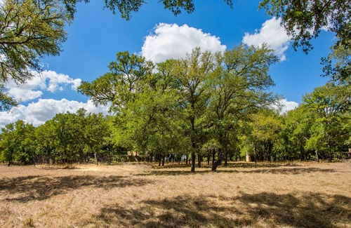 Fredericksburg Cabin | Dog-friendly cabin at a winery w/deck, free WiFi, shared playground, and firepit