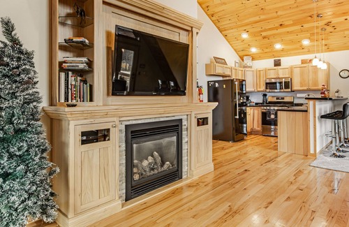New Lisbon Cabin | Dog-Friendly Cabin Near State Park with Free WiFi, Gas Fireplace, & Pond Access
