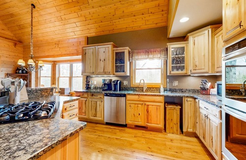 Vanderbilt Cabin | Dog-friendly cabin with a pellet stove, media room, & washer/dryer