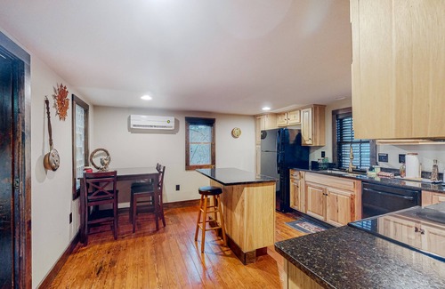 Rogers Cabin | Dog-friendly cabin with washer/dryer & partial AC - near marina
