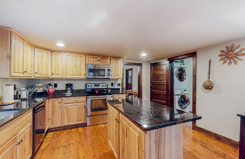 Rogers Cabin | Dog-friendly cabin with washer/dryer & partial AC - near marina