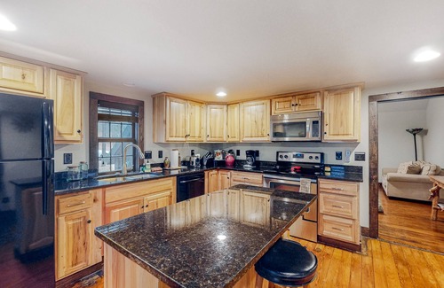 Rogers Cabin | Dog-friendly cabin with washer/dryer & partial AC - near marina