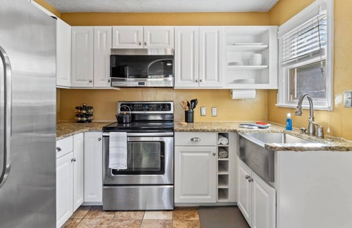 Boise Condo | DOG FRIENDLY Charmer! IDEAL Spot to Explore via Bikes(2) to Downtown, Greenbelt, River & Hyde Park!